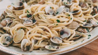 Spaghetti alle vongole cremosi La vera ricetta tradizionale [upl. by Wyatt20]