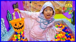 Ryan Pretend Play Box Fort Maze Halloween Edition with Mommy [upl. by Hermosa]